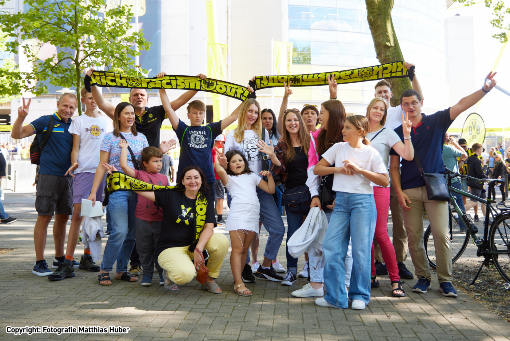 Beim Spielbesuch im Westfalenstadion herrscht ausgelassene Stimmung.