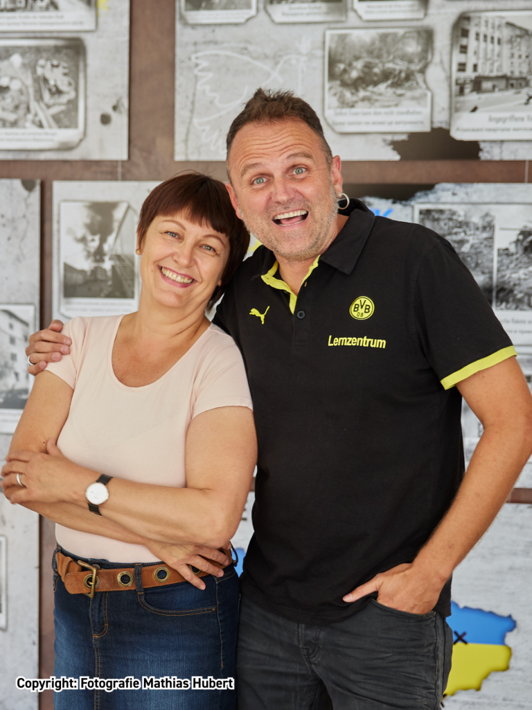 Nataliya Puchkarova mit Johannes Böing vom BVB-Lernzentrum