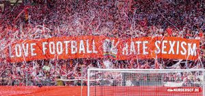 Ein Banner in der Fankurve von Freiburg mit der Aufschrift "Love Football - Hate Sexism"
