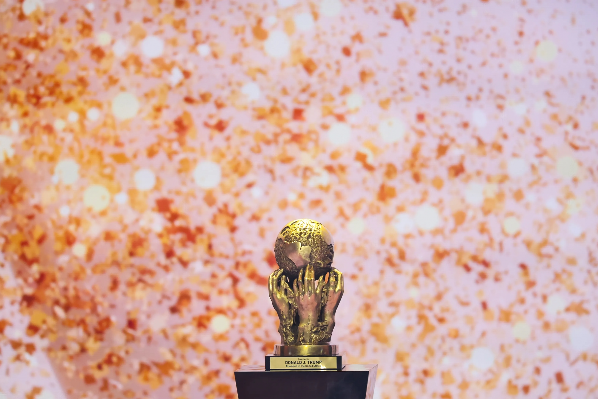 Quelle: https://inside.fifa.com/campaigns/football-unites-the-world/news/president-trump-peace-prize-football-unites-the-world
